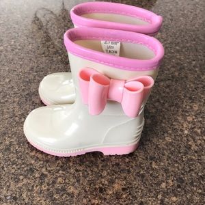 Cream and pink bow rain boots! Size 5 toddler.